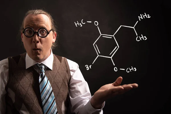 Καθηγητής που παρουσιάζει χημική φόρμουλα Διμεθξυβρωμοαμφεταμίνης — Φωτογραφία Αρχείου