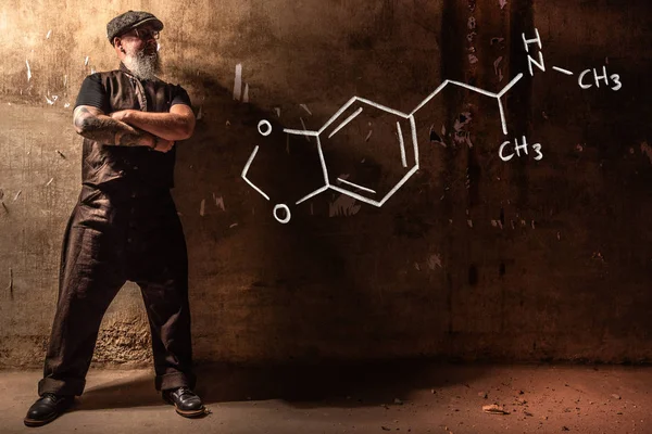 Hombre viejo barbudo que presenta fórmula química dibujada a mano de éxtasis MDMA — Foto de Stock