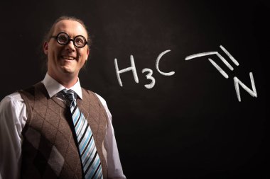 Profesör aseton el çizilmiş kimyasal formülü sunan