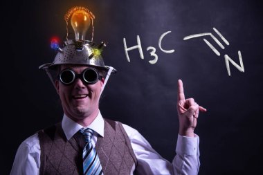 Nerd asetonitrilin elle çizilmiş kimyasal formülü sunuyor