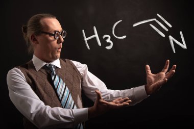 Profesör aseton el çizilmiş kimyasal formülü sunan