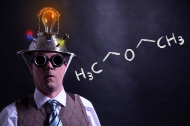 Diethylether'in el çizilen kimyasal formüllerini sunan