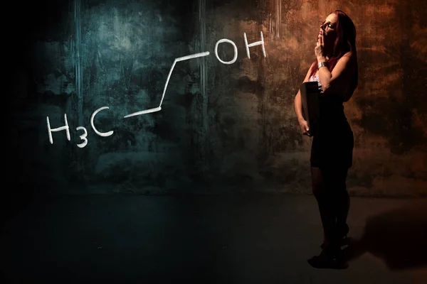 Sexy chica o secretaria o estudiante que presenta fórmula química dibujada a mano de Propanol n-propanol —  Fotos de Stock