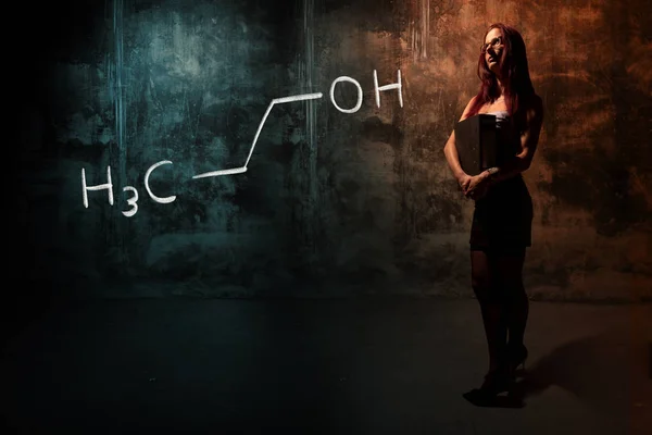 Σέξι κορίτσι ή γραμματέας ή μαθήτρια που παρουσιάζει χημική φόρμουλα προπανόλης με χειροποίητα χημικά — Φωτογραφία Αρχείου