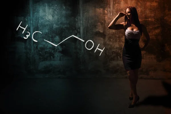 Sexy chica o secretaria o estudiante que presenta fórmula química dibujada a mano de Propanol n-propanol — Foto de Stock