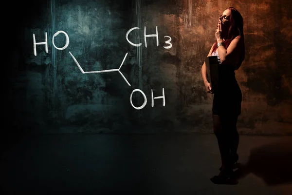 Σέξι κορίτσι ή γραμματέας ή μαθήτρια που παρουσιάζει χημική φόρμουλα προπυλενογλυκόλη-1, 2 — Φωτογραφία Αρχείου