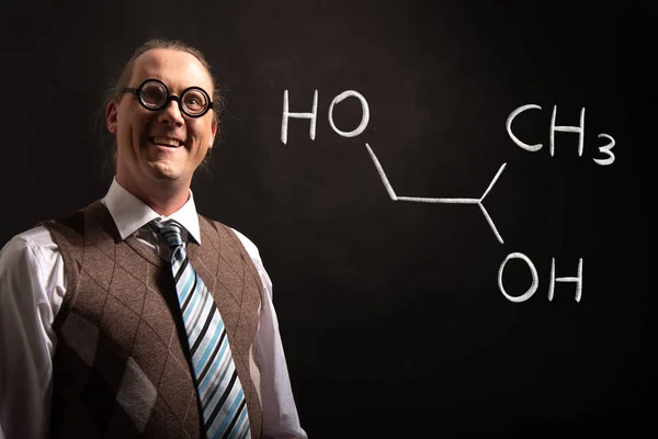 Professor apresentando fórmula química desenhada à mão de propilenoglicol -1,2 — Fotografia de Stock
