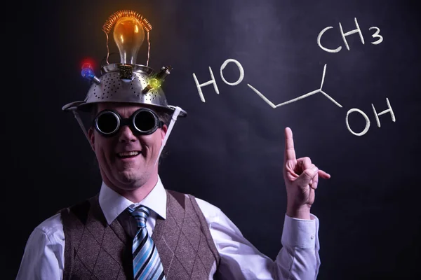 Nerd presenteren hand getekende chemische formule van propyleenglycol-1,2 — Stockfoto