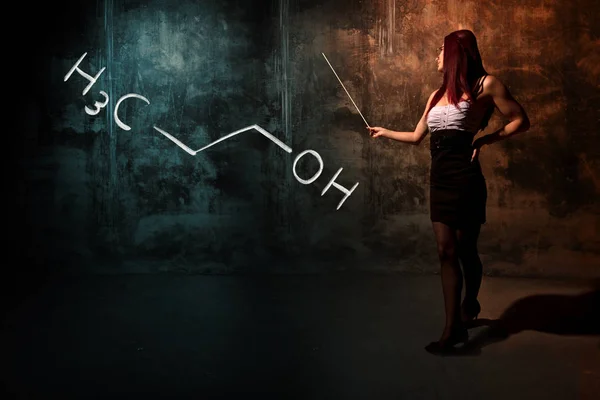 섹시한 소녀 또는 비서 또는 여성 학생 프로판올 n-프로판올의 손으로 그린 화학 공식을 제시 — 스톡 사진