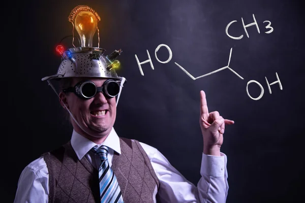 Nerd präsentiert handgezeichnete chemische Formel von Propylenglykol -1,2 — Stockfoto