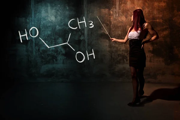 Szexi lány vagy titkár vagy női hallgató bemutató Handdrawn kémiai Formula Propilén-glikol-1,2 — Stock Fotó