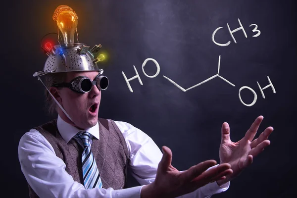 Nerd presenteren hand getekende chemische formule van propyleenglycol-1,2 — Stockfoto