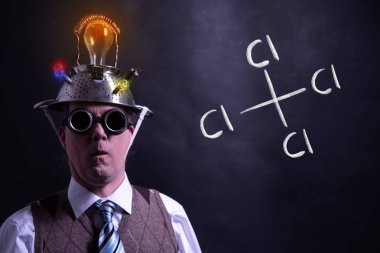 Karbon tetraklorür el çizilen kimyasal formülü sunan nerd