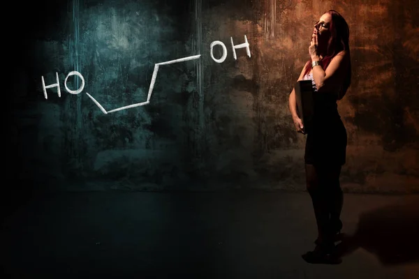 Σέξι κορίτσι ή γραμματέας ή μαθήτρια που παρουσιάζει χημική φόρμουλα προπυλενογλυκόλη-1, 3 — Φωτογραφία Αρχείου