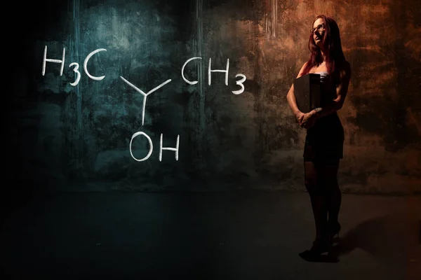 Sexy chica o secretaria o estudiante que presenta fórmula química dibujada a mano de isopropilalcohol isopropanol 2-propanol — Foto de Stock