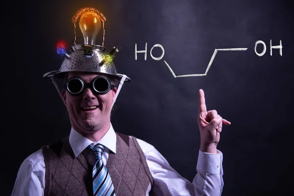 Nerd présentant la formule chimique dessinée à la main de propylène glycol -1,3 — Photo