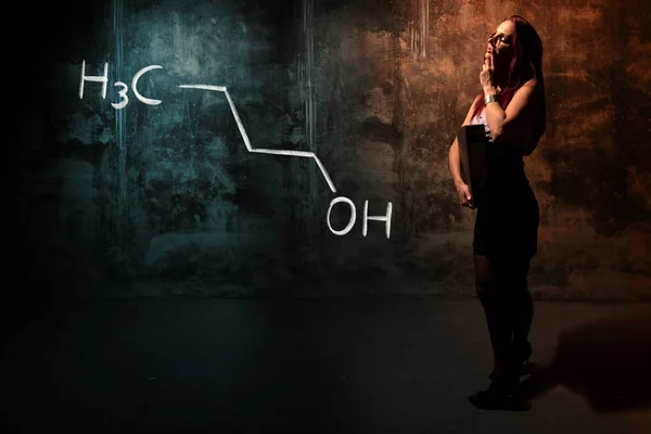 Sexy chica o secretaria o estudiante que presenta fórmula química dibujada a mano de n-butanol 1-butanol — Foto de Stock
