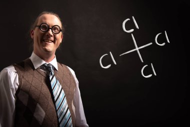 Profesör karbon tetraklorür el çizilmiş kimyasal formülü sunan