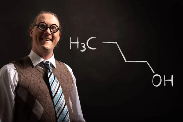 Professor apresentando fórmula química desenhada à mão de n-butanol 1-butanol — Fotografia de Stock