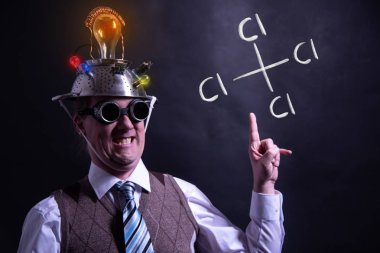 Karbon tetraklorür el çizilen kimyasal formülü sunan nerd