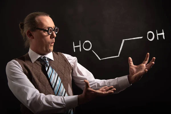 Professor präsentiert handgezeichnete chemische Formel von Propylenglykol -1,3 — Stockfoto