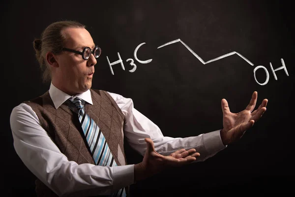 Profesor presentando fórmula química dibujada a mano de n-butanol 1-butanol — Foto de Stock