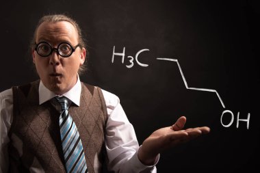 Profesör n-butanol 1-butanol el çizilmiş kimyasal formülü sunan