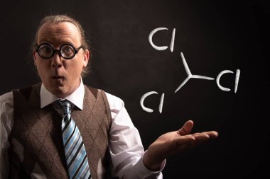 Profesör triklorometan kloroform el yapımı kimyasal formülü sunan
