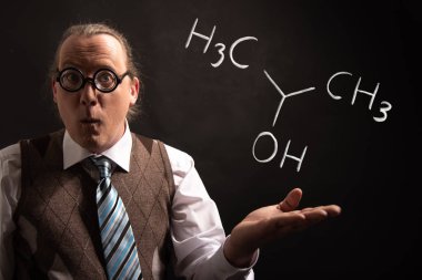 Profesör İopropilalkol isopropanol 2-propanol el yapımı kimyasal formülü sunan