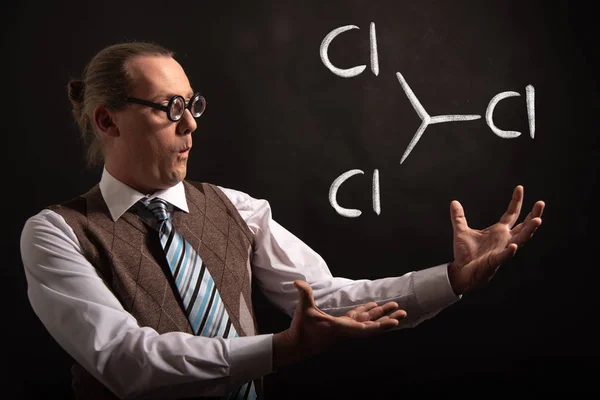 Professor präsentiert handgezeichnete chemische Formel von Trichlormethan-Cloroform — Stockfoto