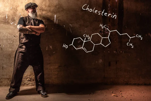 Bearded oude man presenteren hand getekende chemische formule van cholesterol — Stockfoto