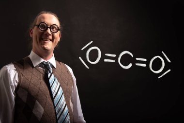 Profesör co2 el çizilmiş kimyasal formülü sunan