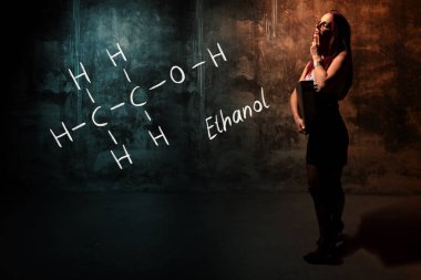 Seksi kız veya sekreter veya kız öğrenci handdrawn kimyasal formül o etanol sunan