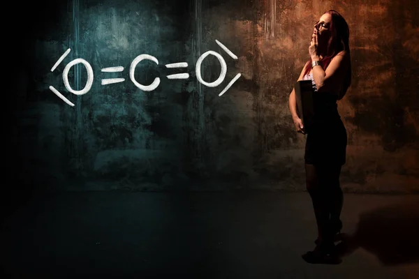 Menina sexy ou secretária ou estudante do sexo feminino apresentando fórmula química desenhada à mão de co2 — Fotografia de Stock