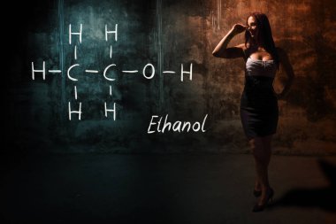 Seksi kız veya sekreter veya kız öğrenci handdrawn kimyasal formül o etanol sunan