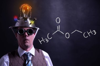 Etil asetat el yapımı kimyasal formülü sunan nerd