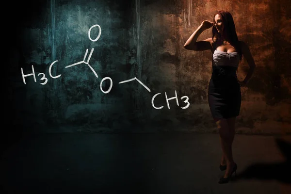 Сексуальна дівчина або секретарка або студентка, що представляє намальовану хімічну формулу етилового ацетату — стокове фото
