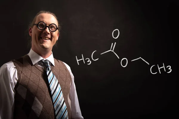 Professore che presenta la formula chimica disegnata a mano dell'acetato di etile — Foto Stock