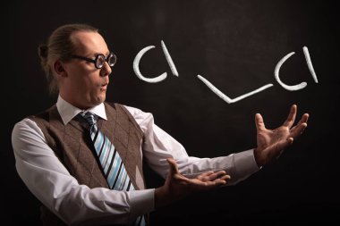 Profesör diklorometan el çizili kimyasal formülü sunan