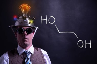 Etilen glikol el yapımı kimyasal formülü sunan nerd