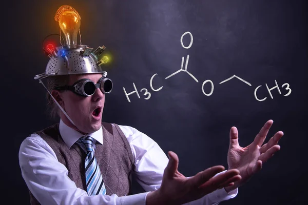 Nerd presentando fórmula química dibujada a mano de acetato de etilo — Foto de Stock