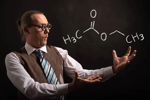 Profesor presentando fórmula química dibujada a mano de acetato de etilo — Foto de Stock