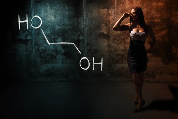 Sexy chica o secretaria o estudiante que presenta fórmula química dibujada a mano de etilenglicol — Foto de Stock