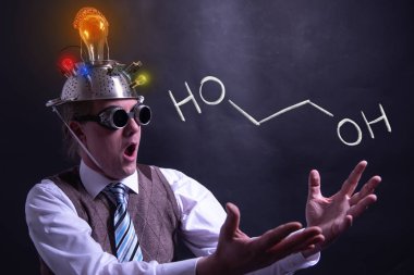 Etilen glikol el yapımı kimyasal formülü sunan nerd