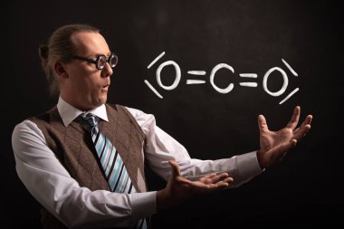 Profesör co2 el çizilmiş kimyasal formülü sunan