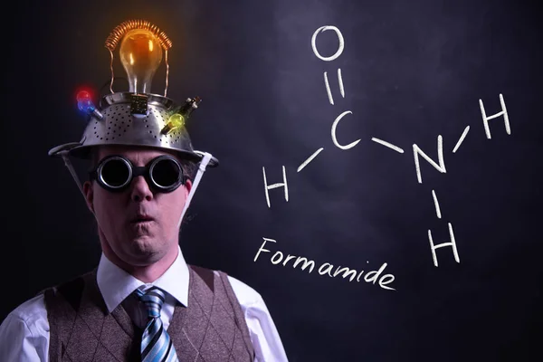 Nerd che presenta formula chimica disegnata a mano di Formamide — Foto Stock