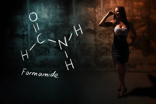 Sexy chica o secretaria o estudiante que presenta fórmula química dibujada a mano de Formamide —  Fotos de Stock