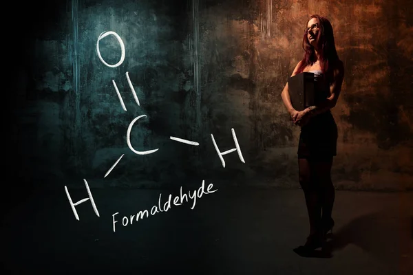 Sexy chica o secretaria o estudiante que presenta fórmula química dibujada a mano de Formaldehído —  Fotos de Stock