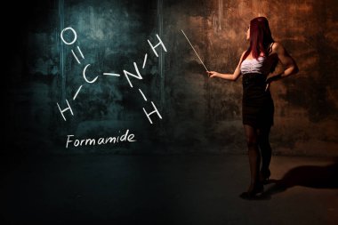 Seksi kız veya sekreter veya kadın öğrenci Formamide el yapımı kimyasal formül sunan