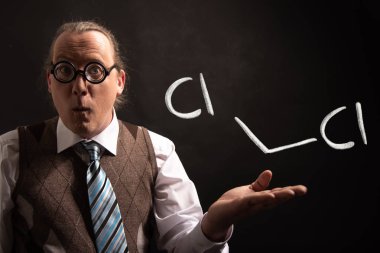 Profesör diklorometan el çizili kimyasal formülü sunan